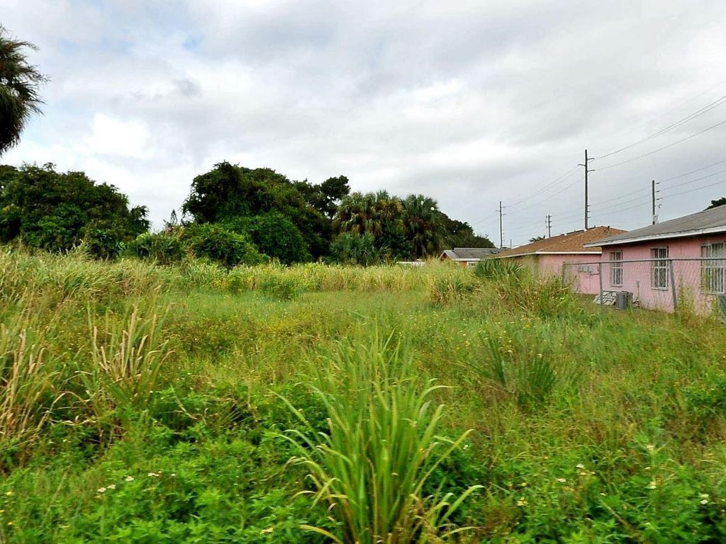 Photo of 525 N 16th Street, Fort Pierce, FL 34950 (MLS # R10856555)