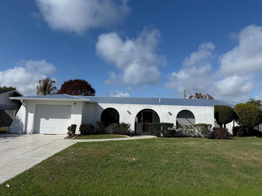 HANDI MAN DREAM!! RIVER PARK AREA!! LARGE!! ALL ORIGINAL!! 1977 CBS, NEW METAL ROOF Oct. 2025. 3 bedrooms, 2 full bathrooms, family room, front and back porches, 1 CAR garage,  Lots of potential, nice area, close to shopping, dining, & Saint Lucie West.