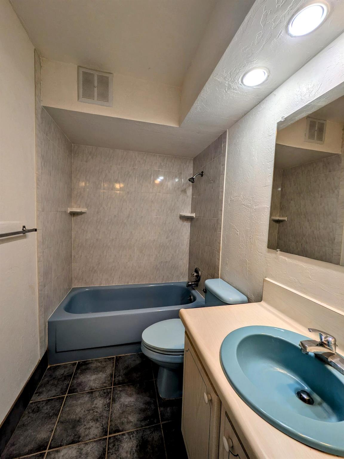 LAKE COLONY APTS THREE IN - Residential Lease