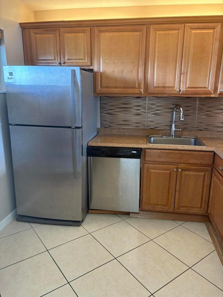 LAKE CLARKE GARDENS CONDO 21 - Residential