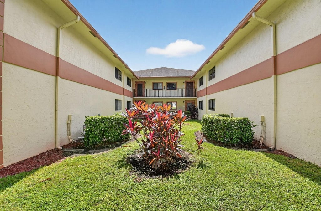 Photo of 15401 Pembridge Avenue #13, Delray Beach, FL 33484 (MLS # F10530804)