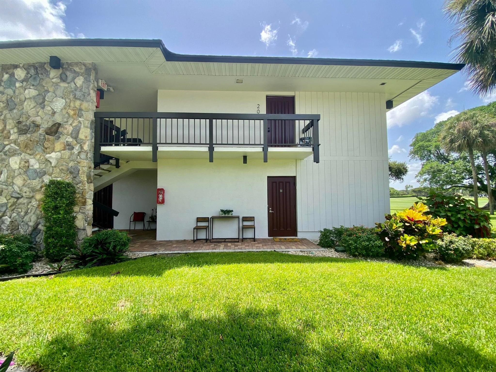 AVAILABLE IMMEDIATELY - Furnished or UnfurnishedGround-floor corner unit with stunning golf course views! Enjoy the peaceful setting of Seagate Country Club without membership fees. Annual rental includes access to the community pool. Conveniently located near downtown Delray Beach and shopping centers.