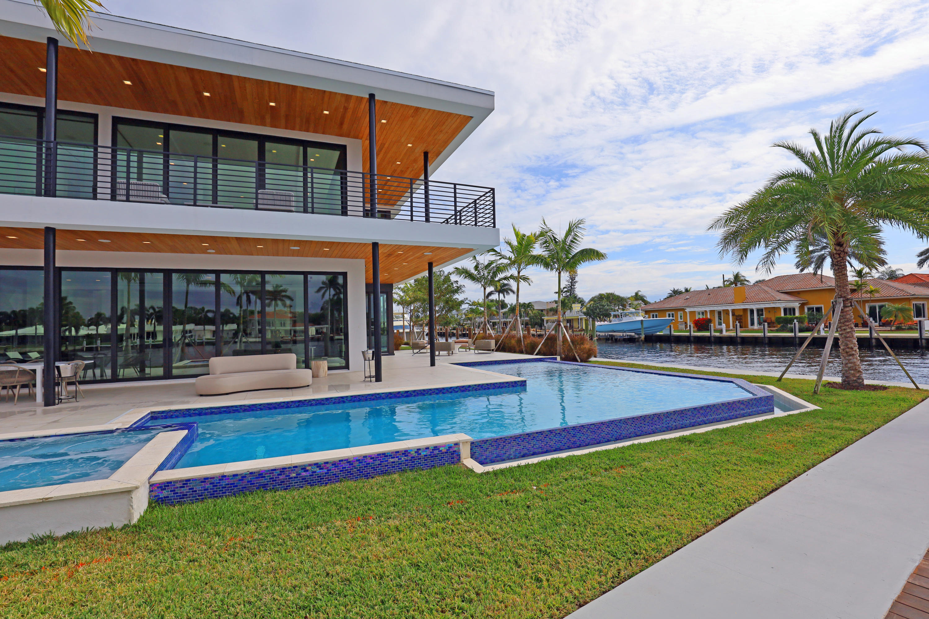 HILLSBORO SHORES SEC B - Residential