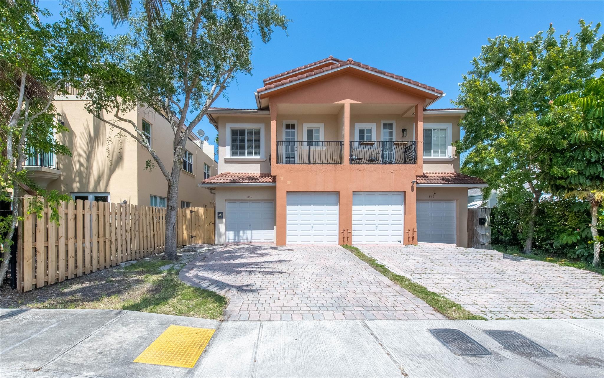 Large tree-level townhouse in the most desirable area of Tapon River. This 3,034 sq-ft property features 4bed/4.5baths/2 cg and no HOA. First floor has new marble floors, remodeled kitchen with wooden cabinets, S.S. appliances and granite countertops, plus a family room, living room and half bath. Second floor has 3 oversized bedrooms each with a full bathroom. Third floor with a bedroom and full bathroom. Fenced backyard. Rooftop terrace with views of downtown Ft Lauderdale, close to I-95, 595 expressways, airports, shopping ,dinning, beautiful Las Olas beaches, and much more!. Excellent magnet school.
