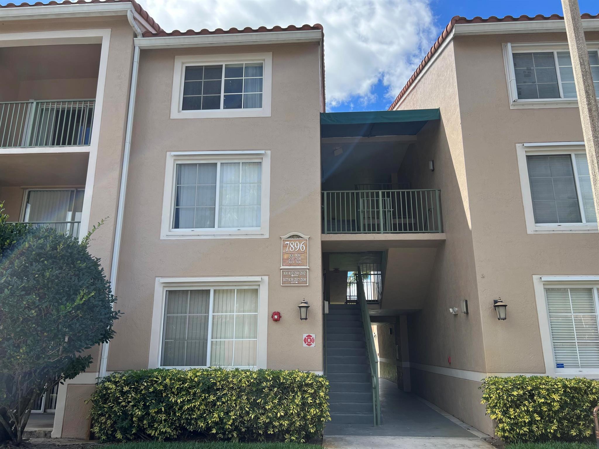 2/2 with vaulted ceiling. Move right into this elegant Tuscany community, which boasts a clubhouse, fitness center, pool, hot tub with massaging jets, indoor full size racquetball court & more. It is across the way from Park Vista High School & West Boynton Recreation Center & community park. Also, less than 8 mins minutes away from shopping, Summit Kids Academy Childcare, Crystal Lakes Elementary School & Christa McAuliffe Middle School. Included are; water, sewage & basic cable. NO SMOKING