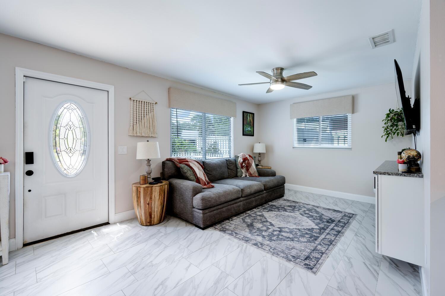 1467 SW Peninsula Lane