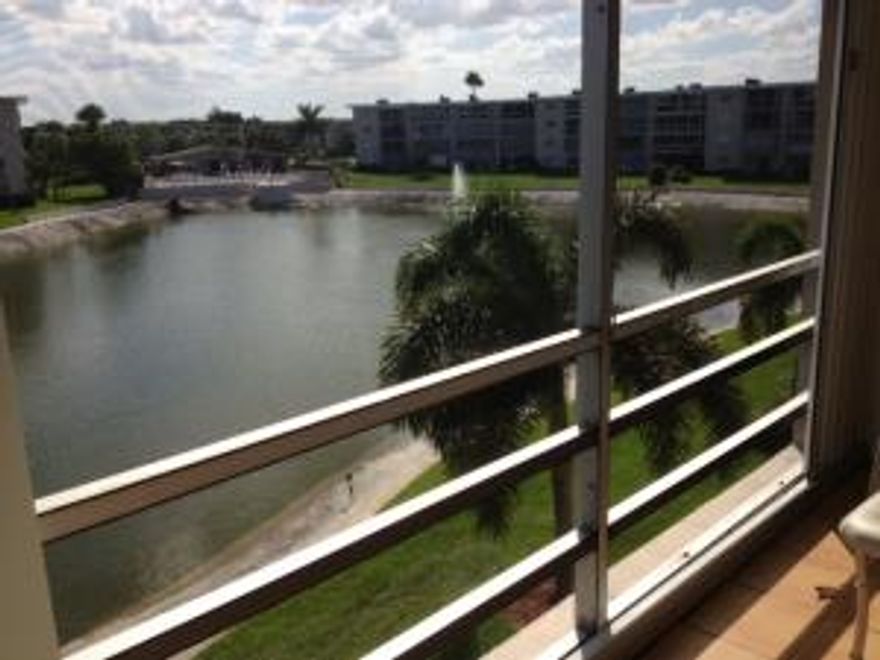 Beautiful 3rd floor condo with amazing view. Laminate floorings, updated kitchen. Nice, clean unit, nicely decorated. Bring your toothbrush.55+ community, not pets. Renting starting 1/1/2016.