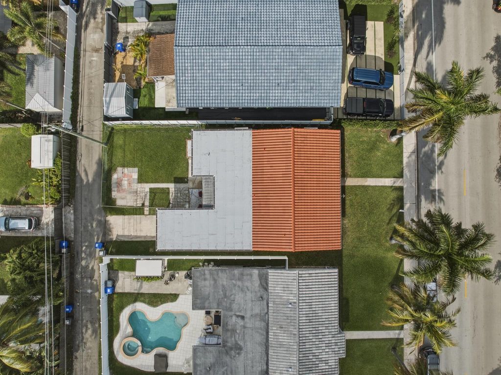 Photo of 1114 Johnson Street, Hollywood, FL 33019 (MLS # B26055226)