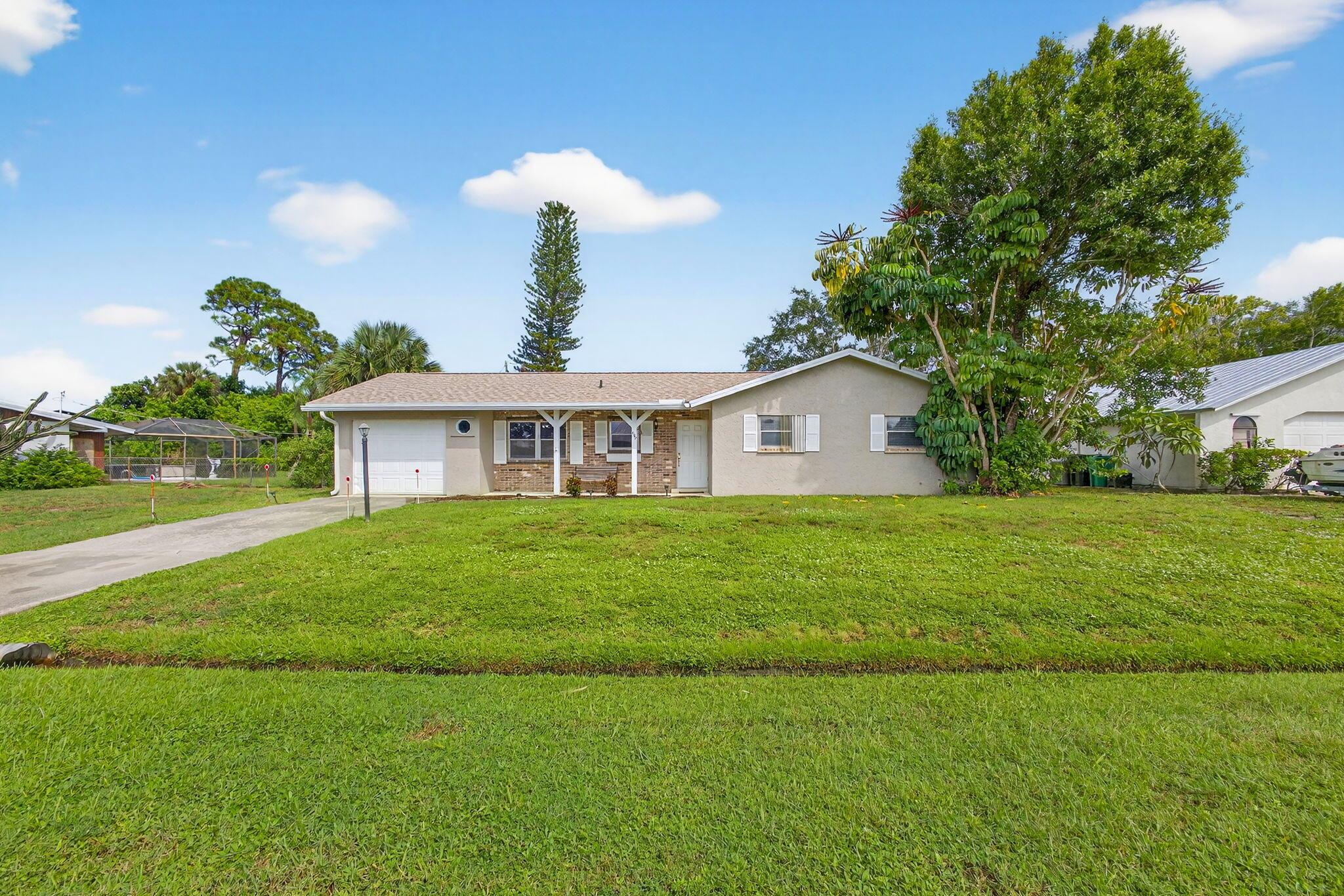 View photos, virtual tours, details... 607 SE Forgal Street SE