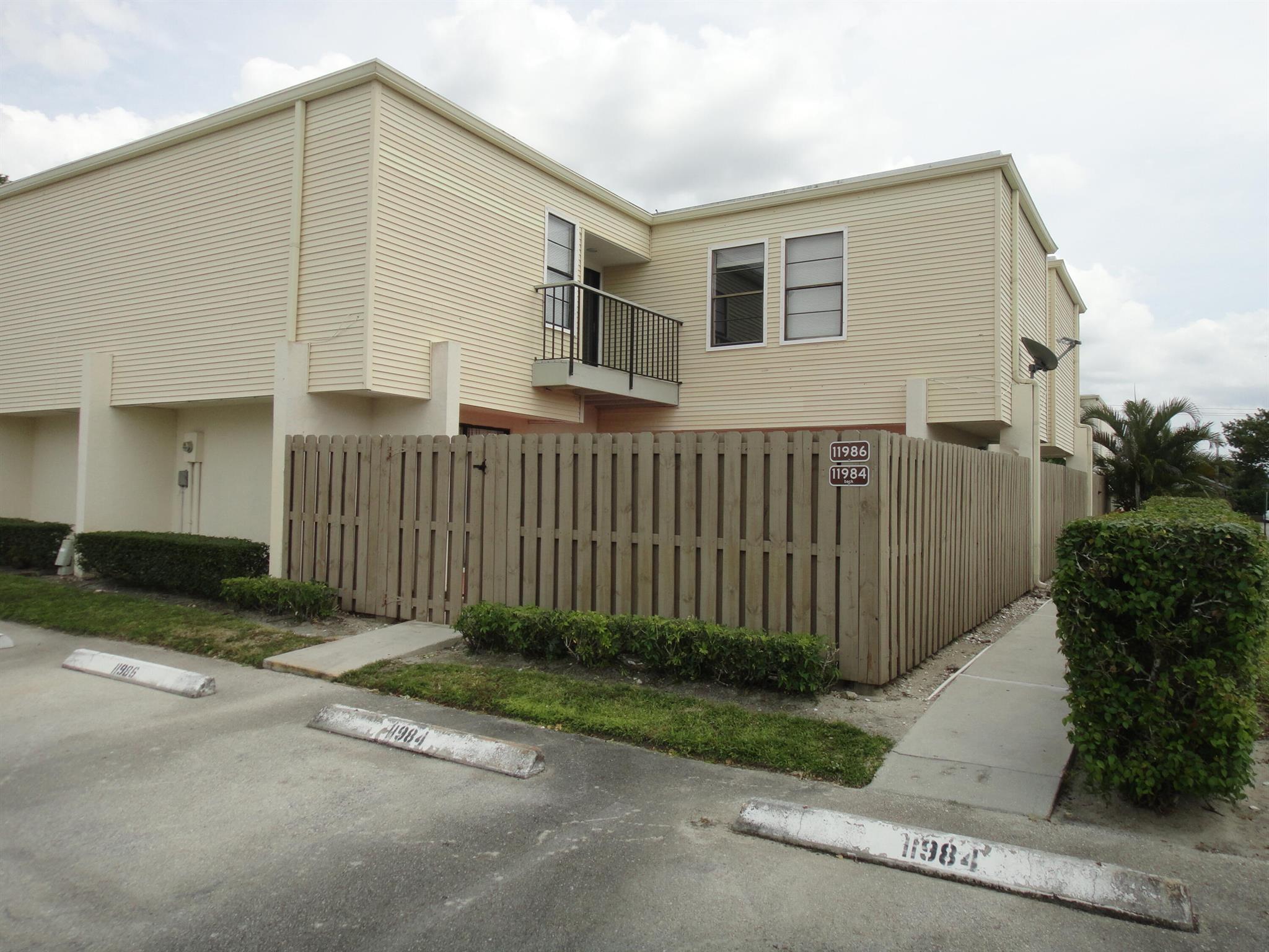 BEAUTIFUL TOWNHOME,3 BEDROOMS, 2 1/2 BATHS, FENCED PATIO, BALCONY, WASHER & DRYER, 2 ASSIGNED PARKING SPACES, PETS WELCOME. HURRICANE SHUTTERS, CAN RENT RIGHT AWAY