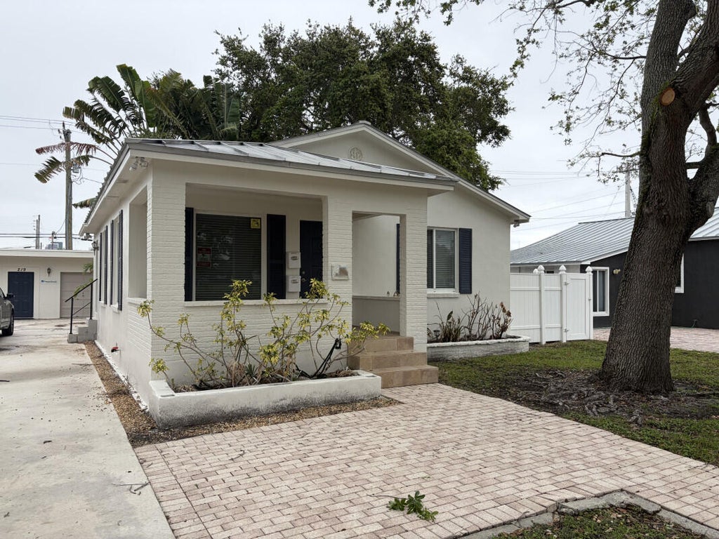 Photo of 219 SW 17th Street, Fort Lauderdale, FL 33315 (MLS # B26016127)