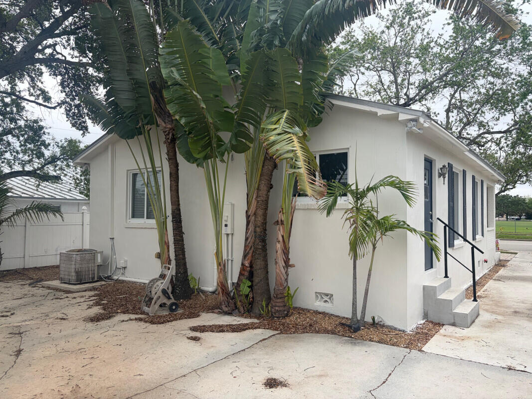 LAUDERDALE - Residential Lease