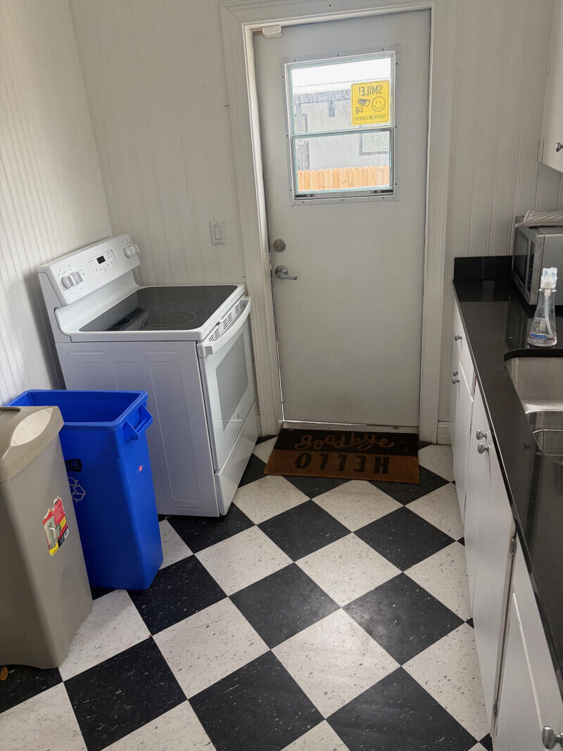 LAUDERDALE - Residential Lease