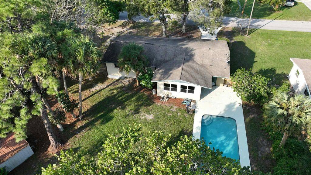 Photo of 2512 S 13th Street, Fort Pierce, FL 34982 (MLS # R10845913)