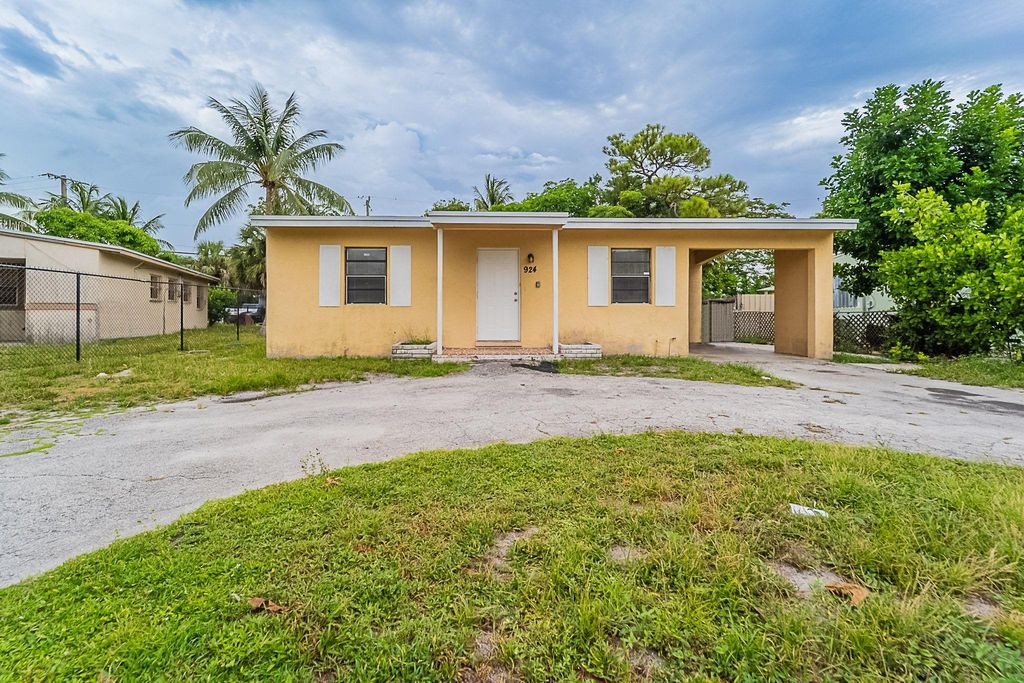 Photo of 924 NW 11th Pl, Fort Lauderdale, FL 33311 (MLS # F10510980)