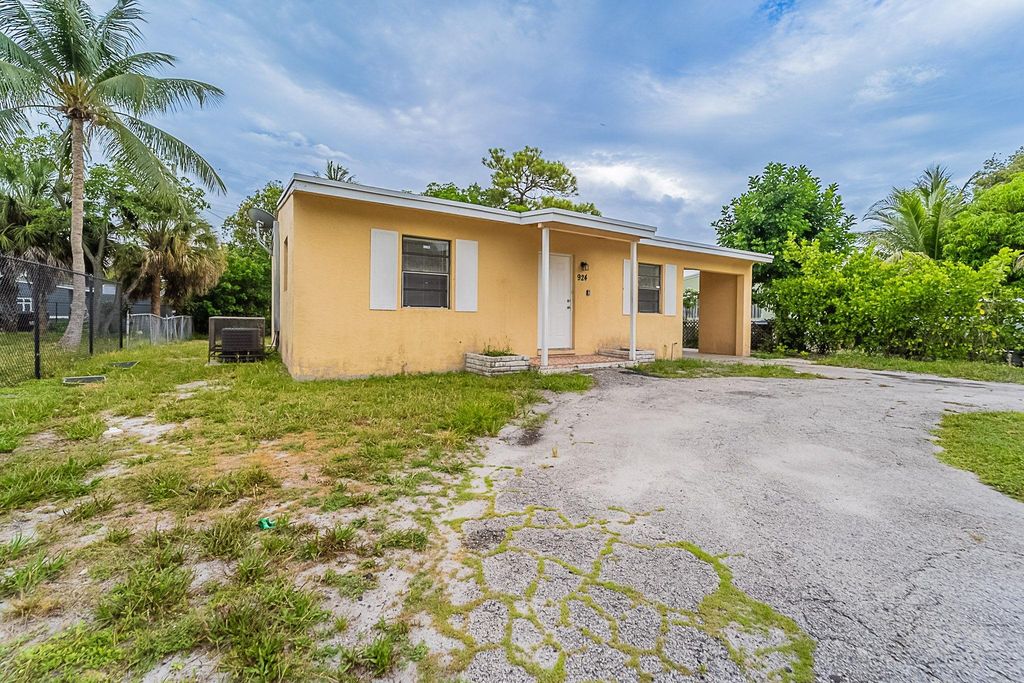 Photo of 924 NW 11th Pl, Fort Lauderdale, FL 33311 (MLS # F10510980)