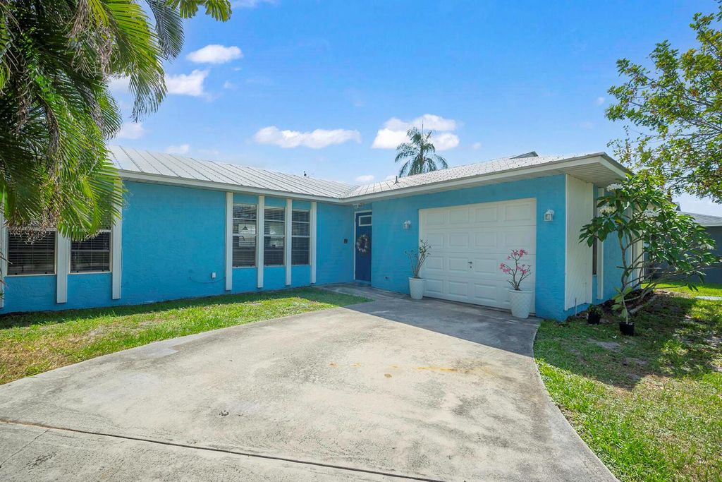 Photo of 771 SE Sweetbay Avenue, Port Saint Lucie, FL 34983 (MLS # R10993405)