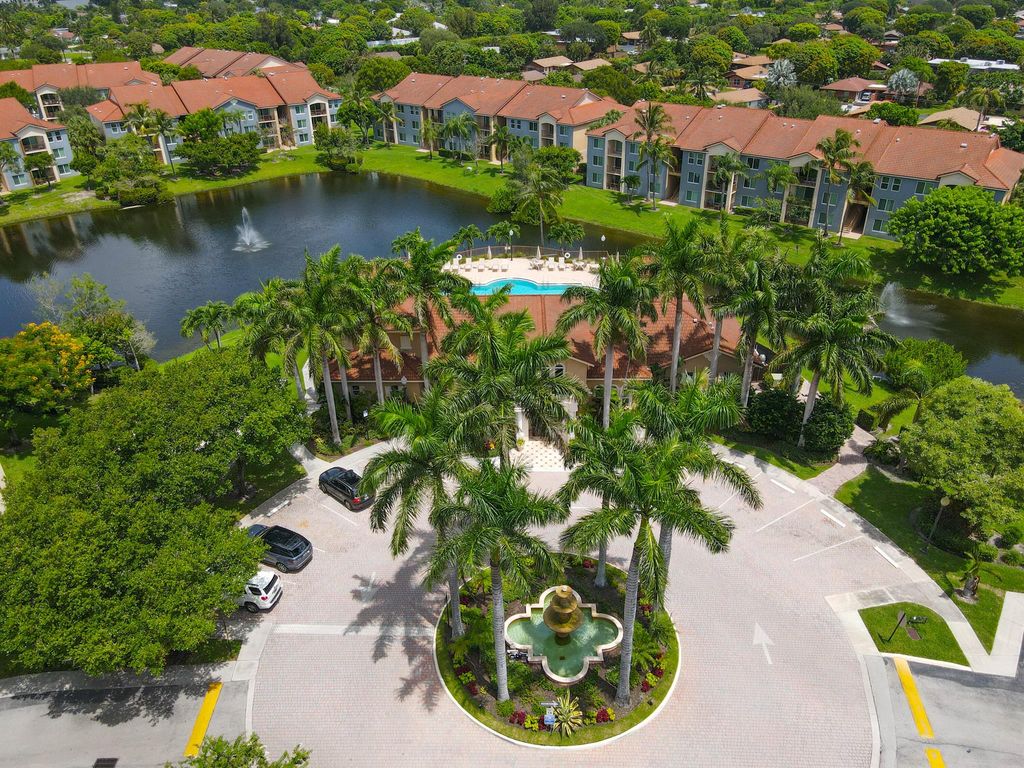 Photo of 405 Villa Circle, Boynton Beach, FL 33435 (MLS # R10904341)