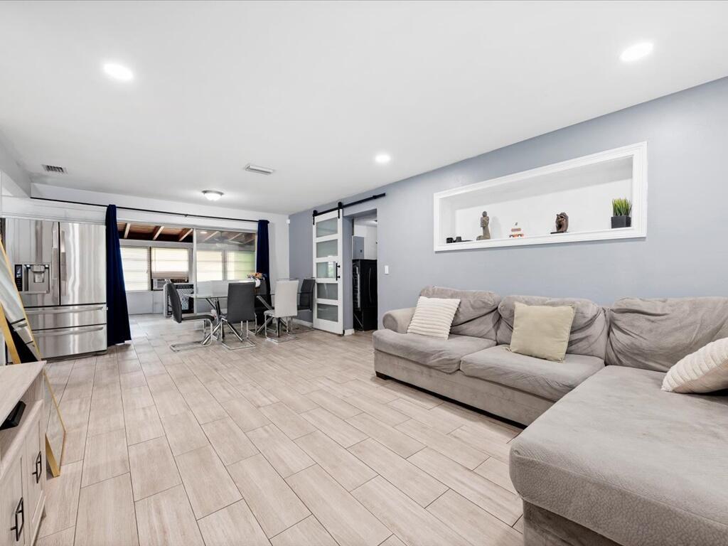 421 W 33 Street