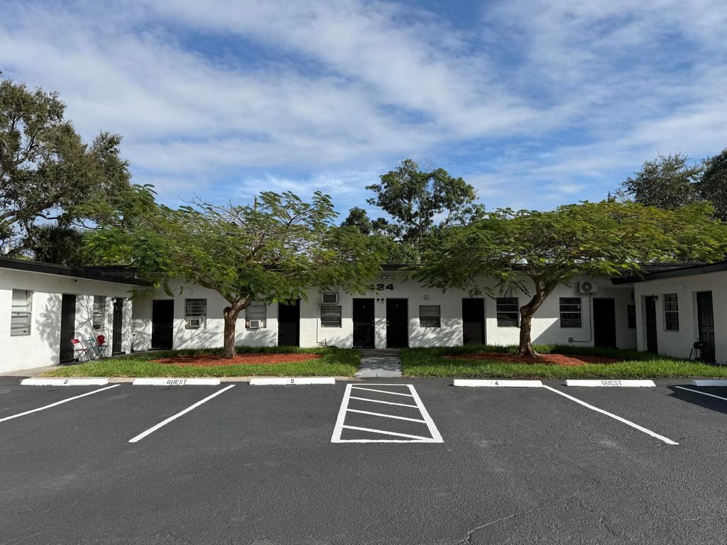 Photo of 424 NW 15th Terrace, Fort Lauderdale, FL 33311 (MLS # B26020823)