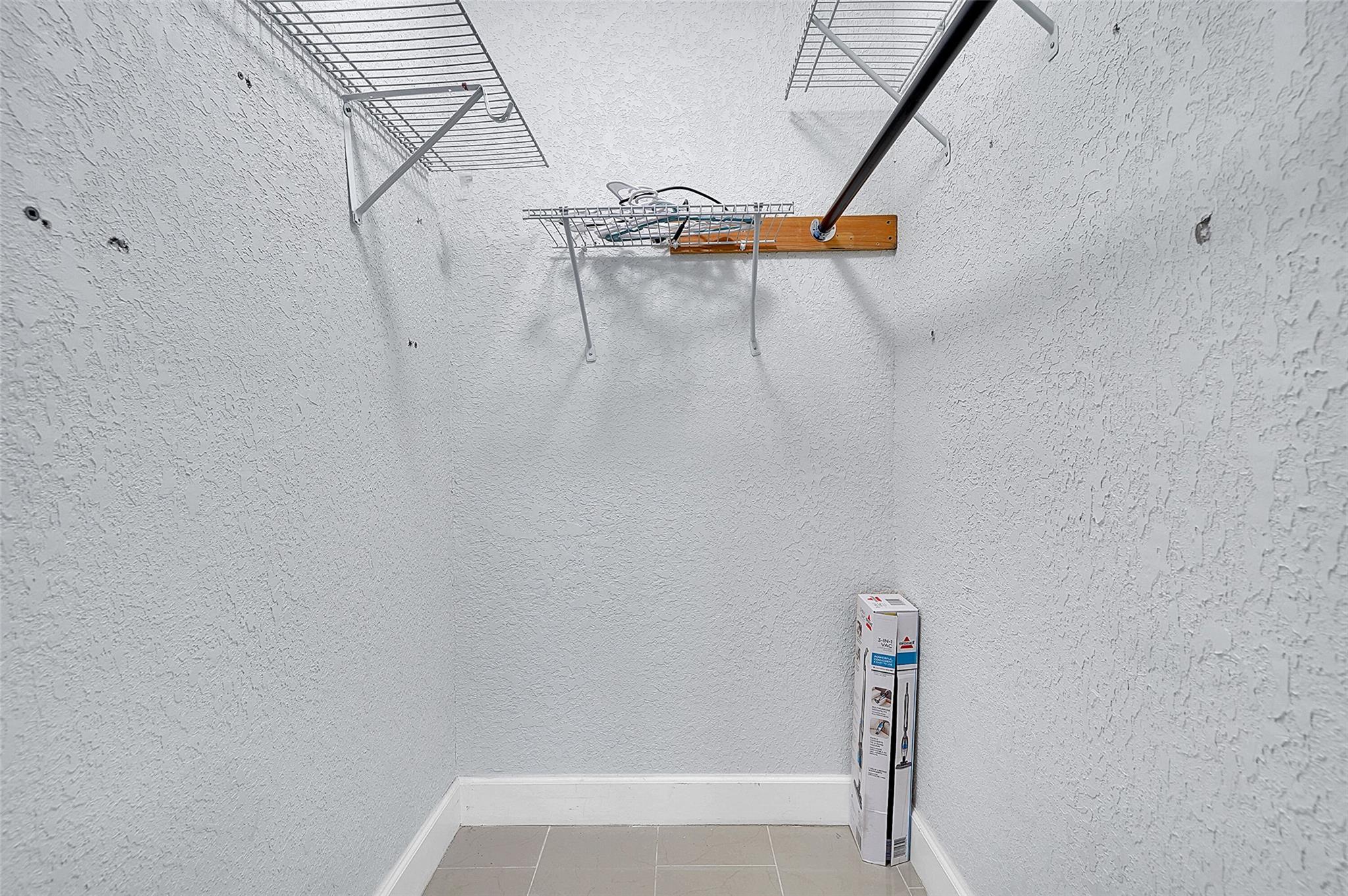 Cresthaven 5 40-4 B - Residential