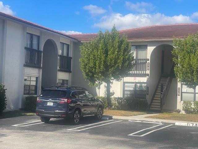 eautiful unit priced to rent immediately. Open and spacious. Convenient 1st floor. Tiled all through. Washer and Dryer inside unit