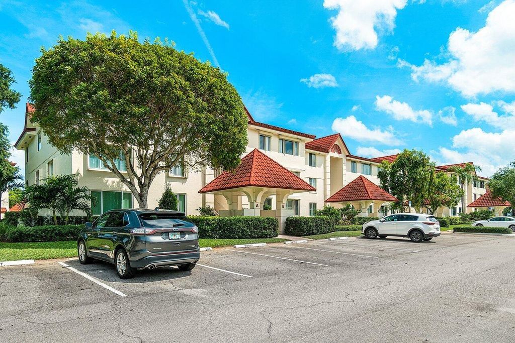 Photo of 104 Half Moon Circle #B3, Hypoluxo, FL 33462 (MLS # R11042038)