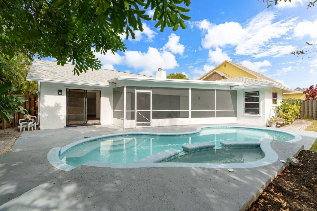Photo of 1139 Rainwood Circle, Palm Beach Gardens, FL 33410 (MLS # F10481765)