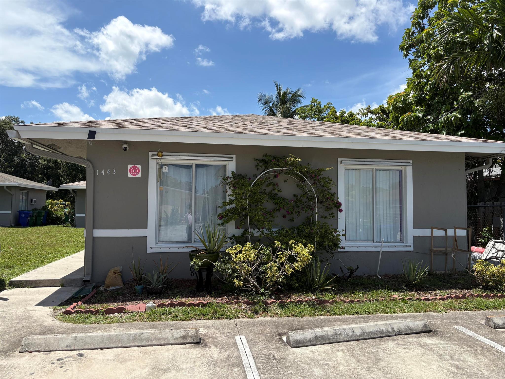 Studio Apartment for rent available immediately. Unit H comes with stove, oven, fridge, water and electricity. Conveniently located close to 595, the turnpike, 441, Beaches, Shopping, Restaurants, Hard Rock Casino, & Ft. Lauderdale Int'l. Airport.