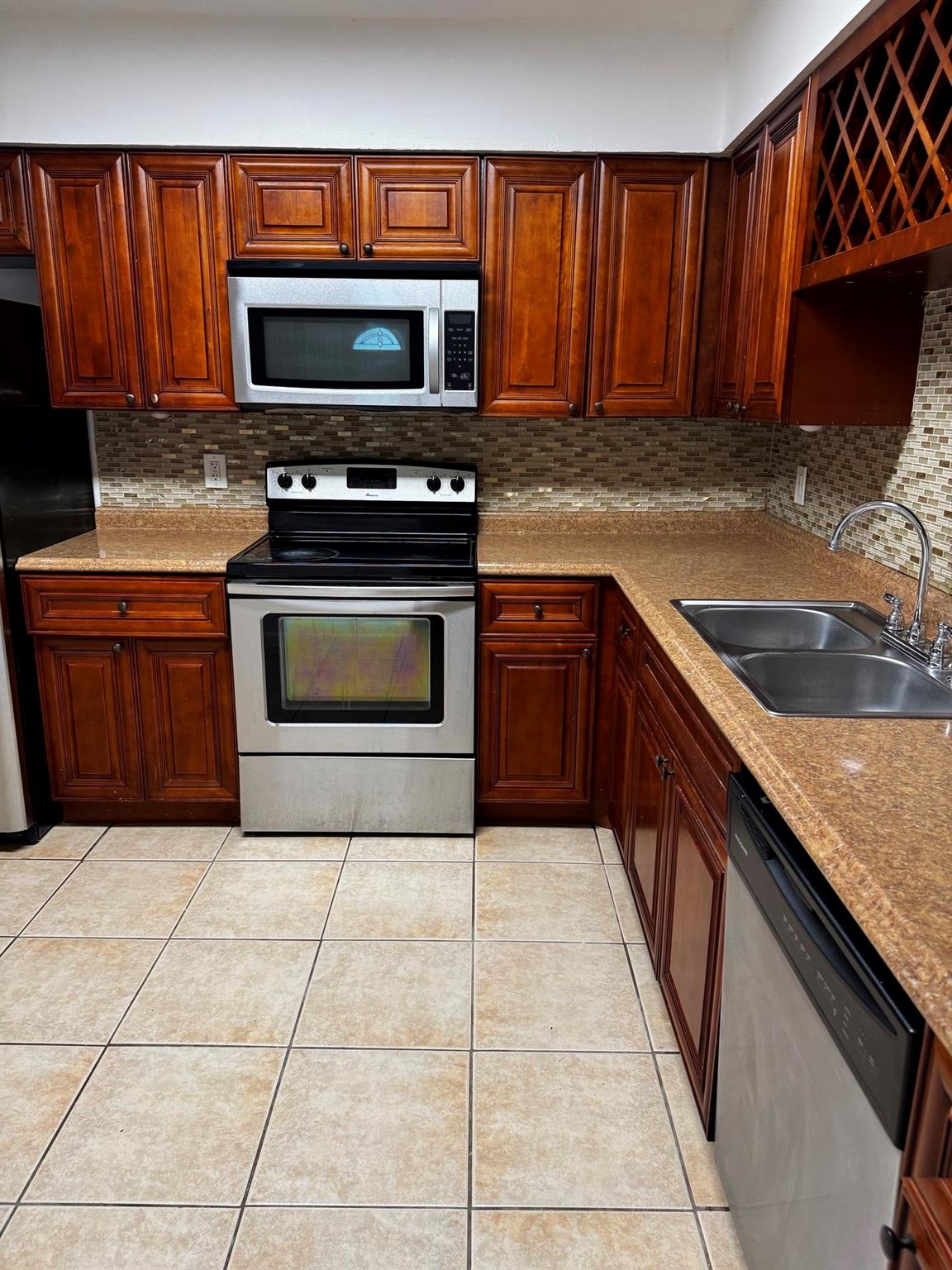 3 BED/2BATH + DEN NICE SPACIOUS TWIN HOUSE WITH ALL TILE FLOORS MOVE-IN READY FENCED YARD
Minutes from major highway 95 and downtown Clematis and Cityplace.
