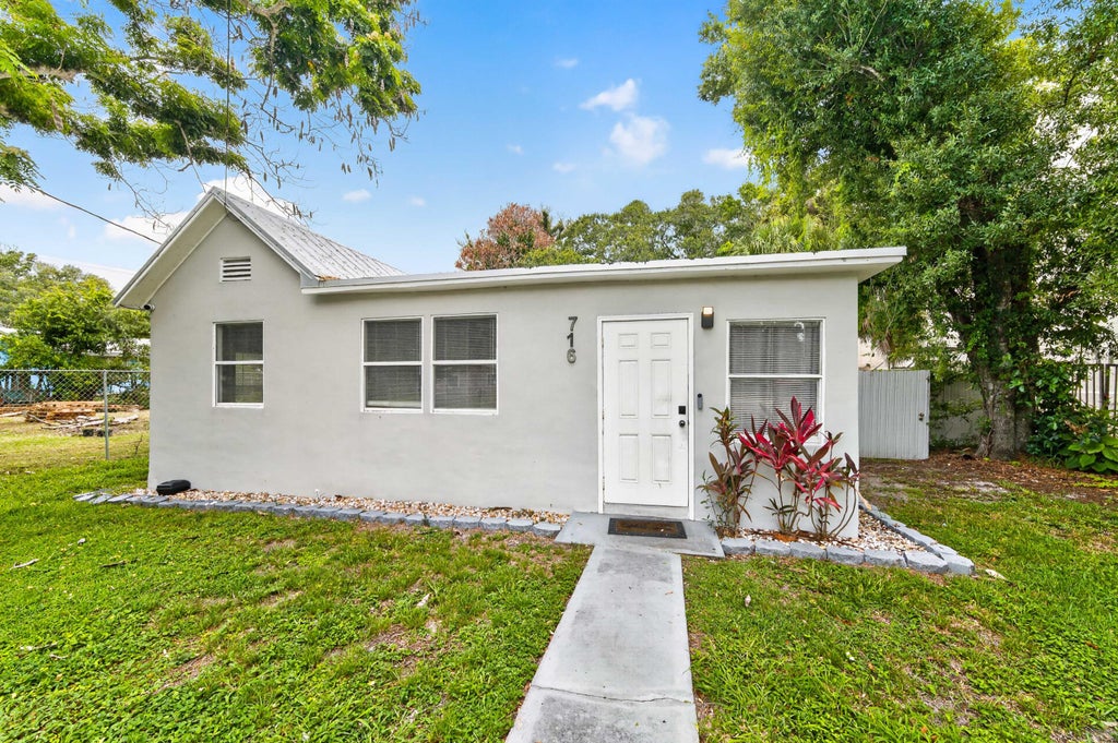 Photo of 716 Citrus Avenue, Fort Pierce, FL 34950 (MLS # B26038346)