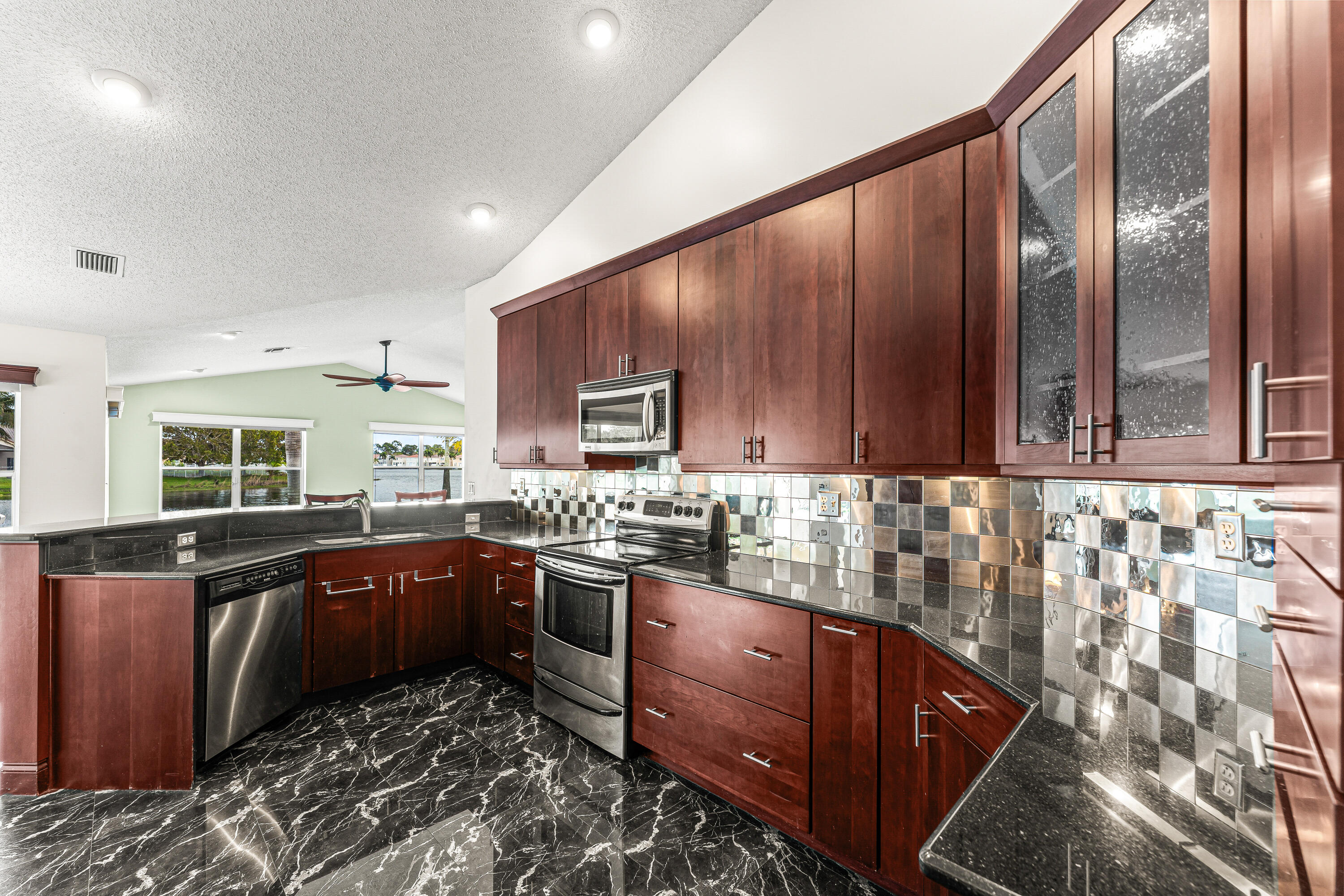 LAKE CHARLESTON PAR R - Residential