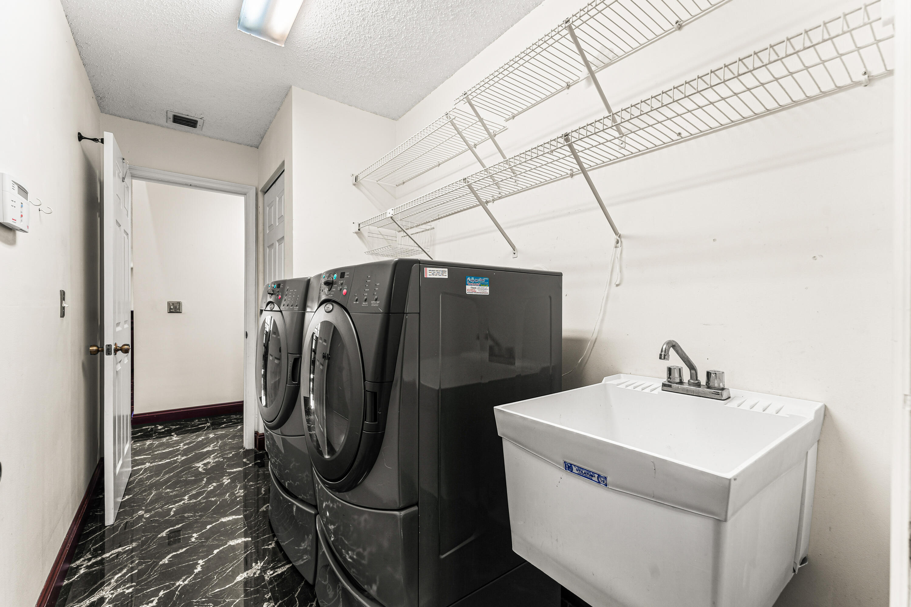 LAKE CHARLESTON PAR R - Residential