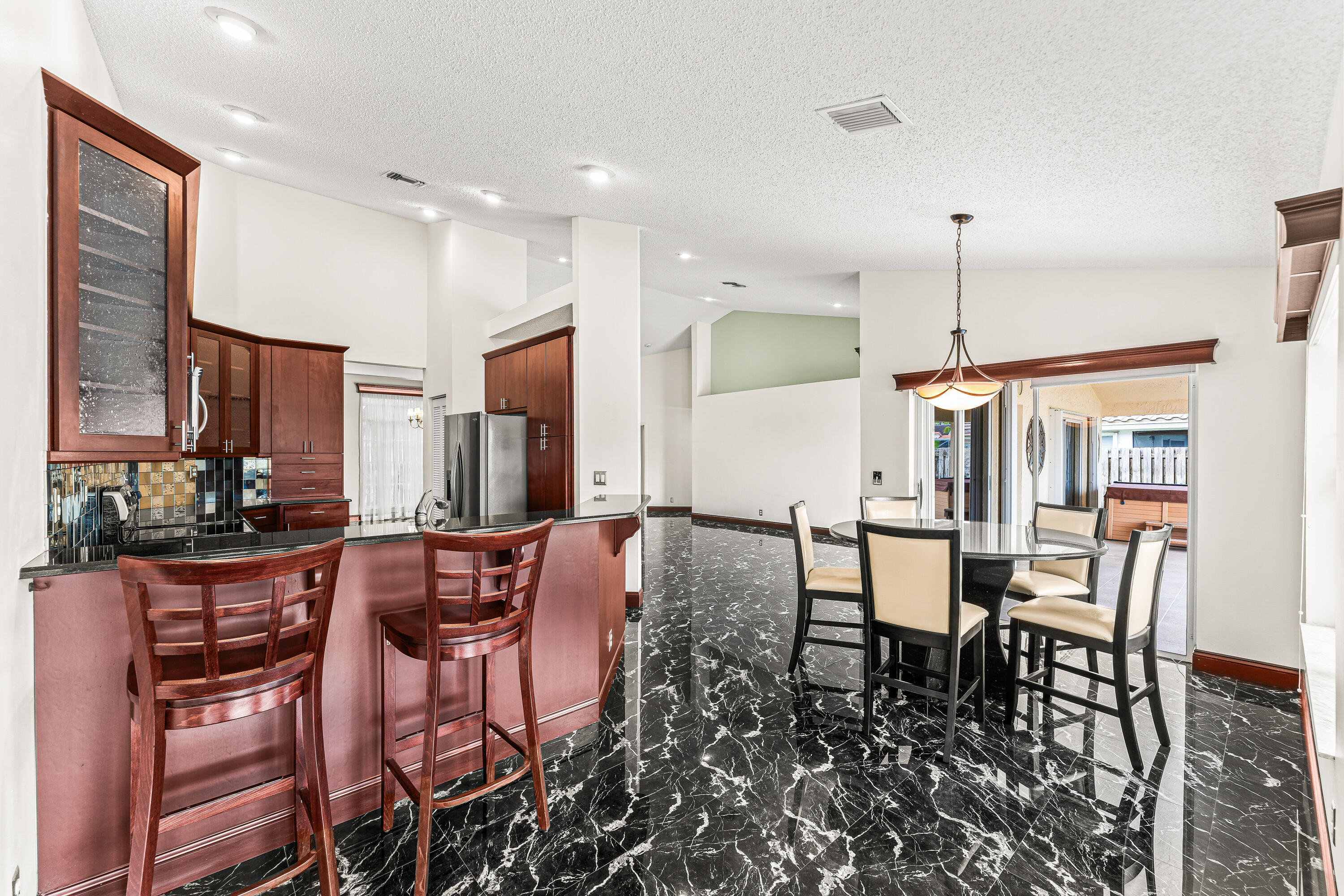 LAKE CHARLESTON PAR R - Residential