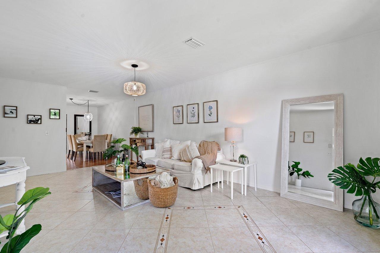 1369 Riverside Circle