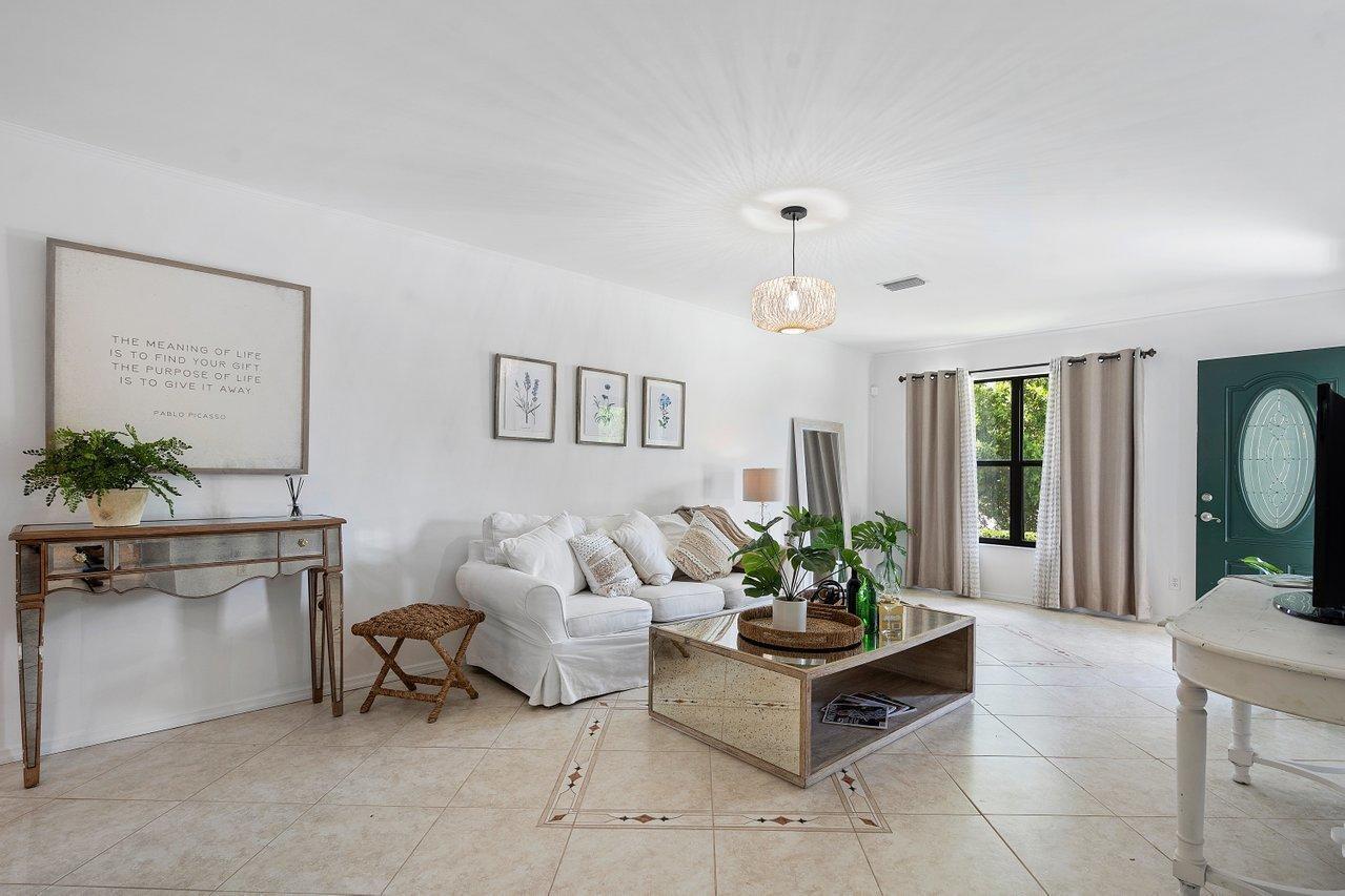 1369 Riverside Circle