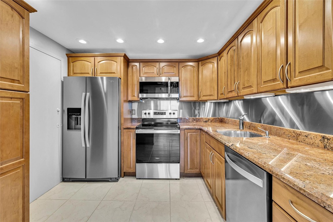 EAST POINT TOWERS - Residential