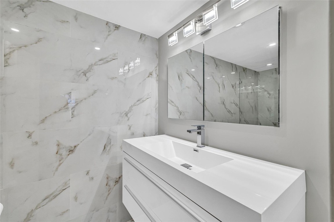 EAST POINT TOWERS - Residential