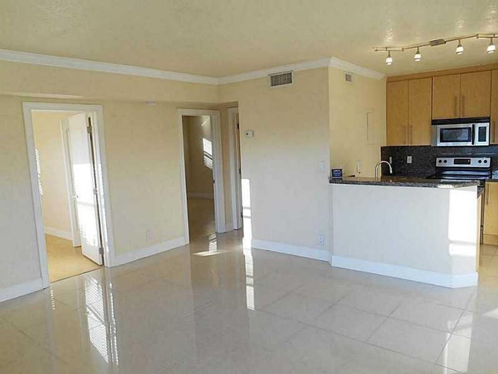 Photo of 811 NE 14th Place #6, Fort Lauderdale, FL 33304 (MLS # F10546412)