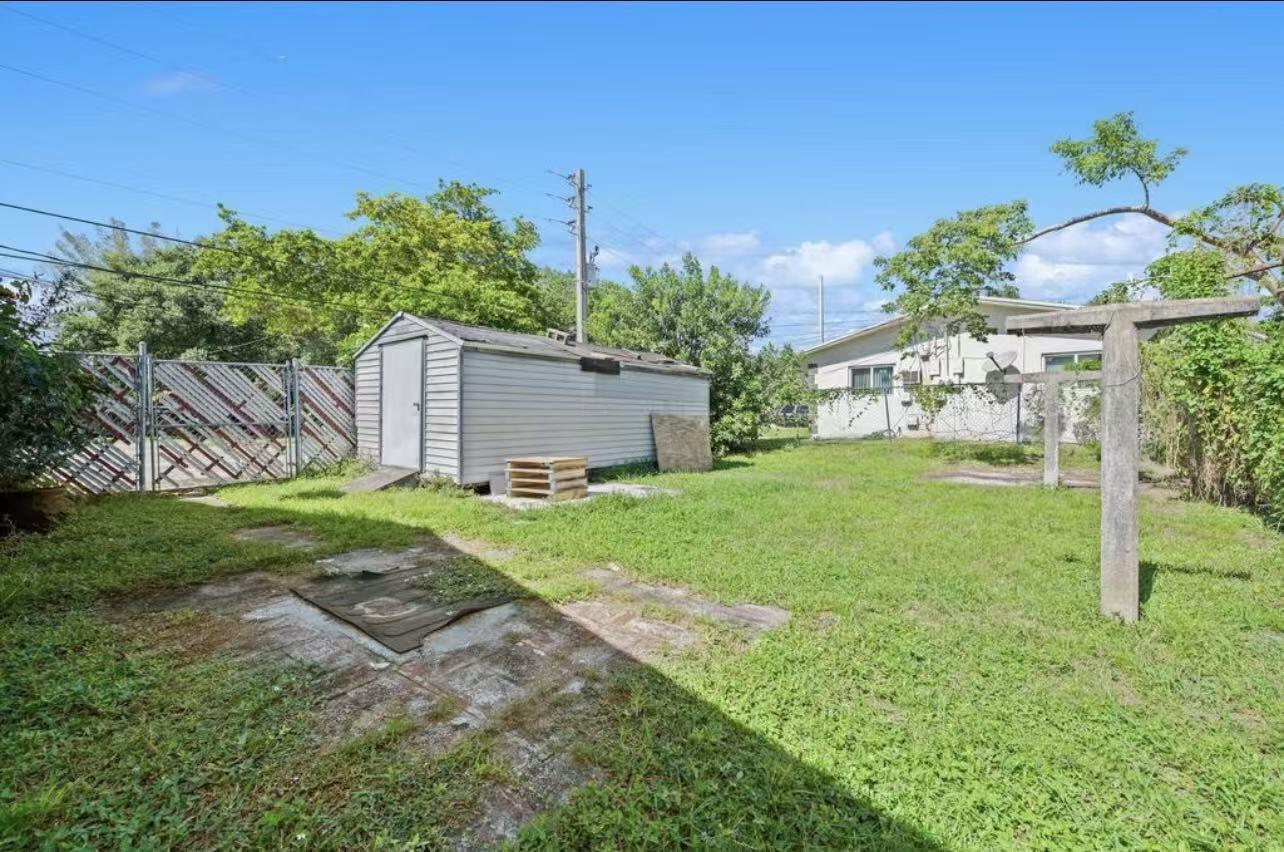 HOLLYWOOD BEACH GARDENS - Residential Lease