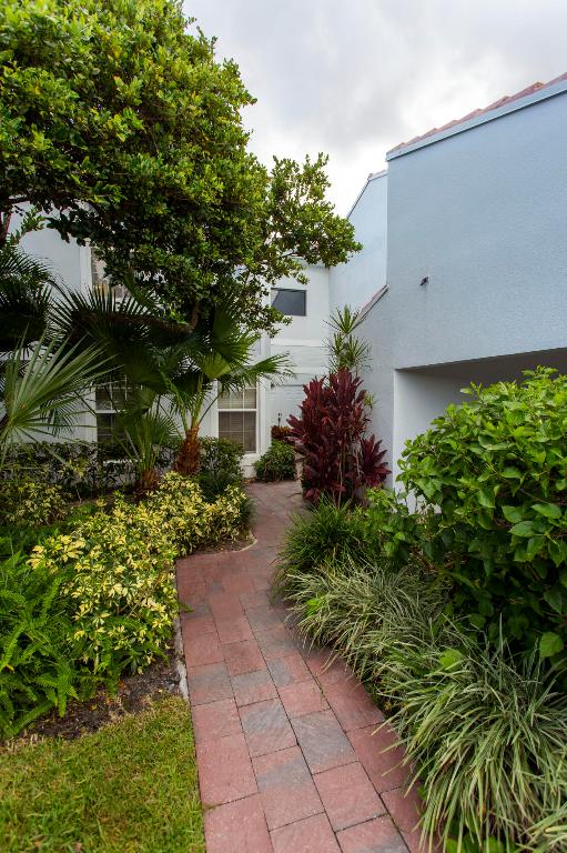 LAKES OF WOODHAVEN II COND - Residential