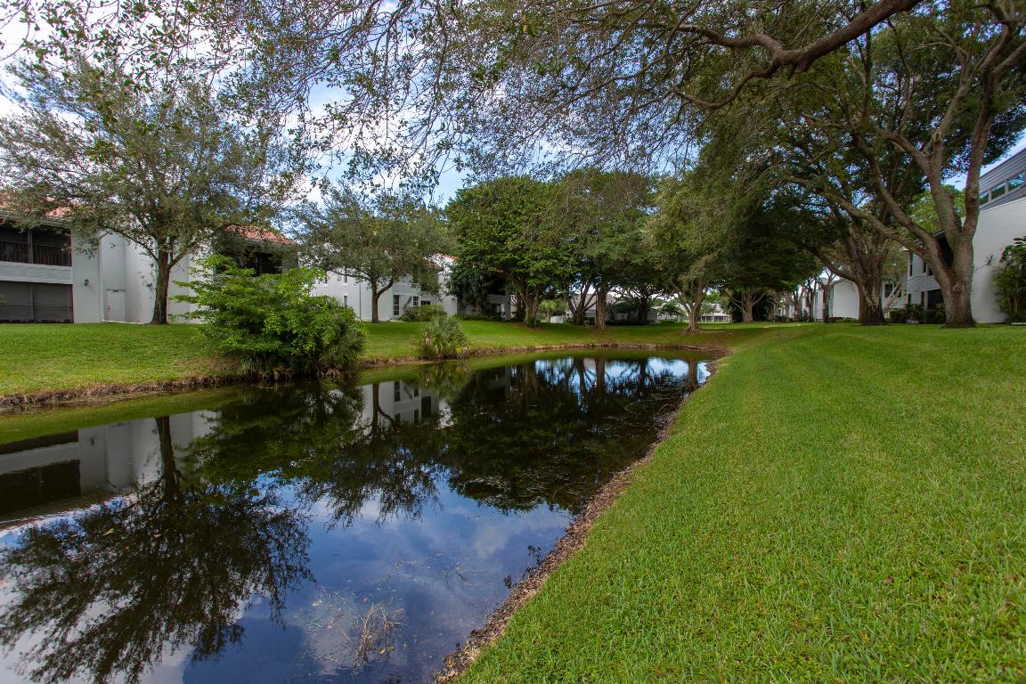 LAKES OF WOODHAVEN II COND - Residential