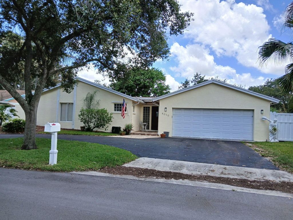 Photo of 4010 W Sailboat Drive, Cooper City, FL 33026 (MLS # B26031991)