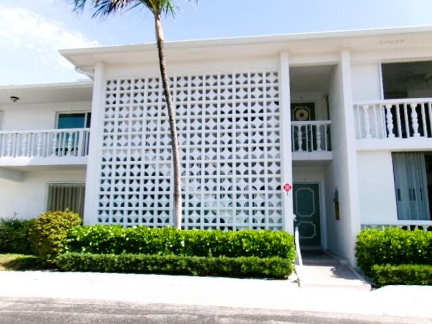 WONDERFUL OPORTUNITY TO BUY A UNIT THAT YOU CAN MAKE OVER TO YOUR PERSONAL TASTE. 1 BR 1.5 BATH IN SOUTH PALM BEACH