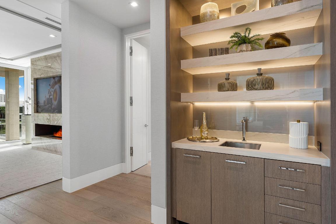 ROYAL PALM YACHT & COUNTRY CLUB - Residential