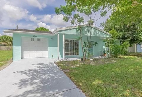 Photo of 1010 SE Euclid Lane, Port St Lucie, FL 34983 (MLS # R11134655)
