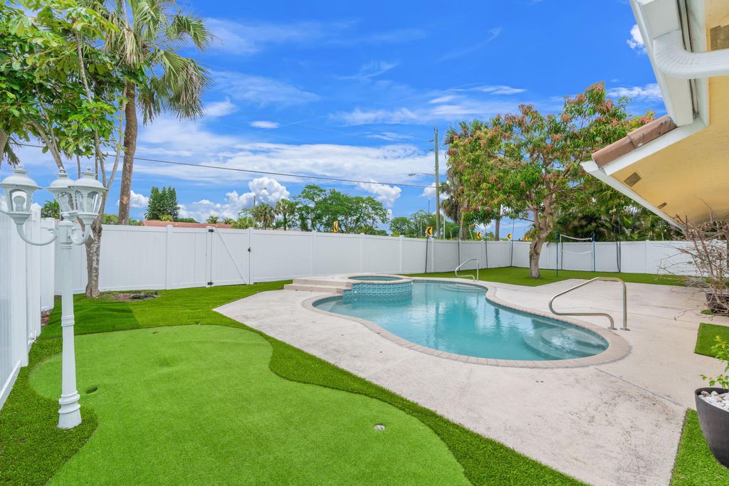 Photo of 21111 N Escondido Way Way N, Boca Raton, FL 33433 (MLS # B26029017)