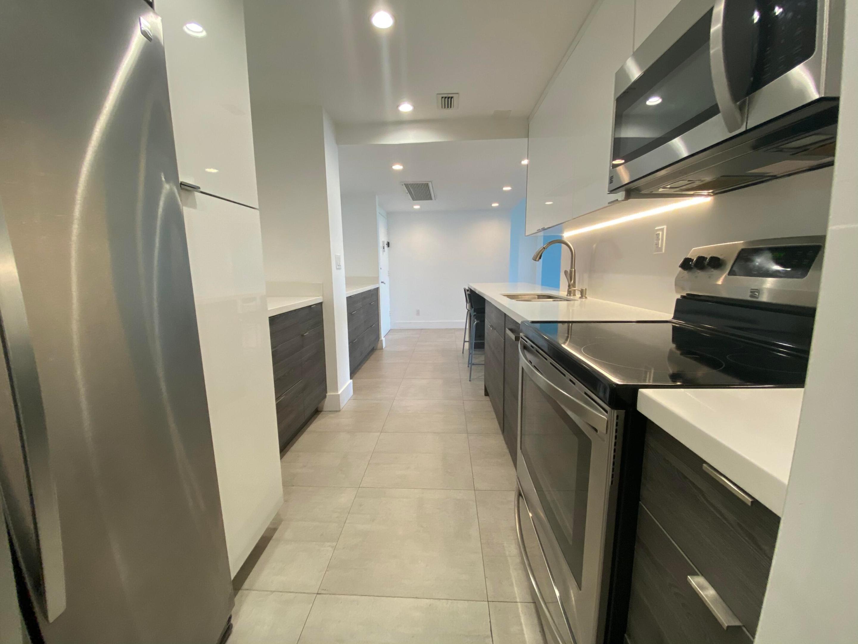 THE CARRIAGE HOUSE CONDO - Residential