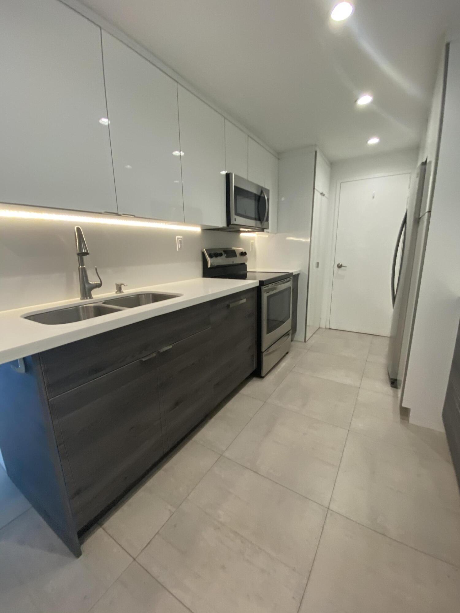 THE CARRIAGE HOUSE CONDO - Residential