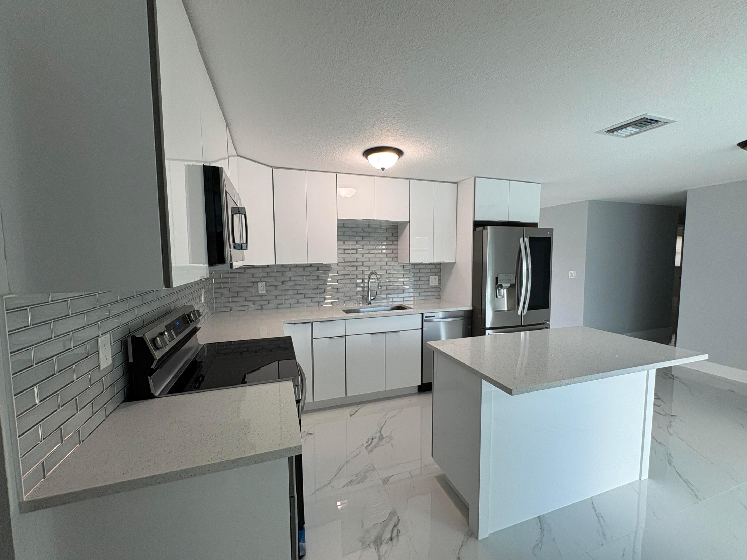 PALM BEACH SQUARE UNIT 5 IN - Residential